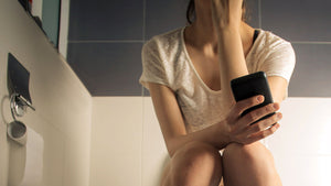 Estudio: un 80% de los españoles usa el móvil mientras va al baño