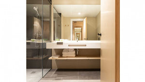 Solits viste los nuevos baños de Hotel Raval House