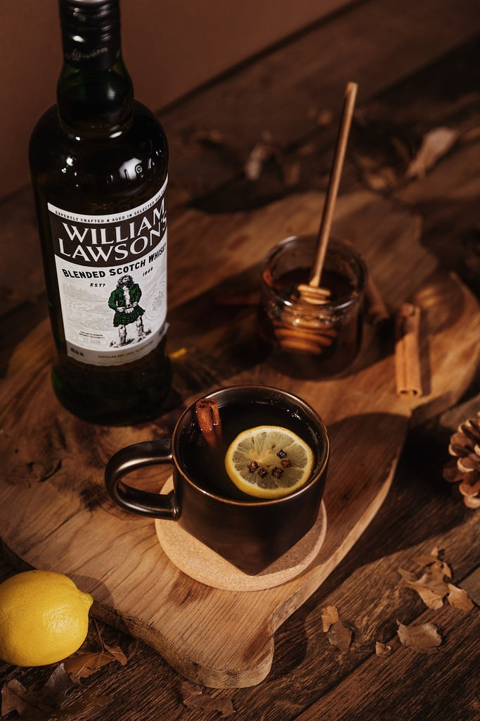 ¡Descubre estos cócteles con whisky perfectos para una posada con tu clan!