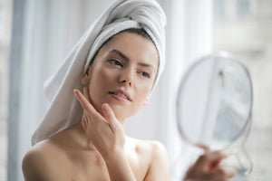¿Tu piel muere de sed?  Descubre los signos de deshidratación y la guía definitiva que transformará tu cuidado facial