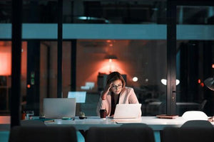 Largas jornadas de trabajo, laborar en días de descanso o vacaciones puede provocar burnout: “Termómetro Laboral”