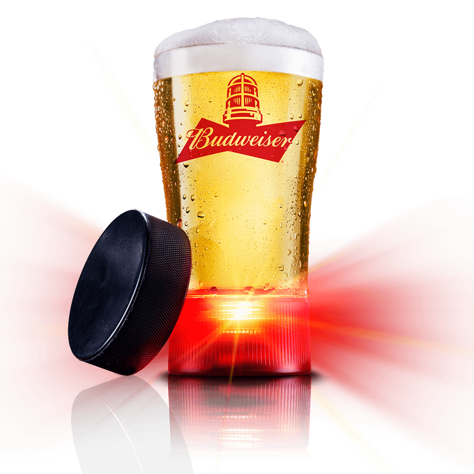 BUDWEISER CREA RED LIGHT CUPS ESPECIALES CON VIBRACIÓN PARA FANÁTICOS INVIDENTES