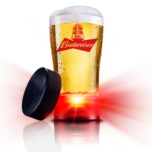 BUDWEISER CREA RED LIGHT CUPS ESPECIALES CON VIBRACIÓN PARA FANÁTICOS INVIDENTES