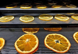 Drying fruit with ionic wind