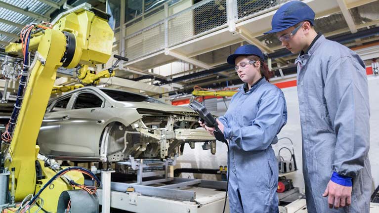 ¿Cuáles son las tendencias de contratación en la industria automotriz?